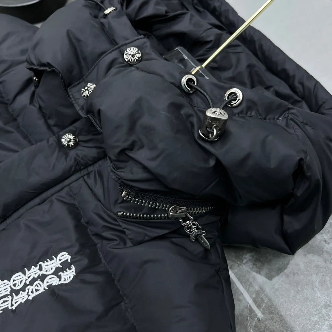 P716 Chrome Hearts ❄️Winter Down Jacket Series❄️ Chrome Hearts Sanskrit Embroidery Series Hooded Down Jacket is on sale at the counter at the same time❤The hood is removable❤️Reversible. The best Guangzhou Inspection National Standard 90 down jacket on the market! ! The world’s highest fluffiness of 900D! ! High standard and sufficient down filling! ! Windproof and waterproof special custom-made fabric on the outside High-grade matte liner lining on the inside to prevent linting Original hardware molding Tajima machine leather embroidery process Can be worn casually or formally